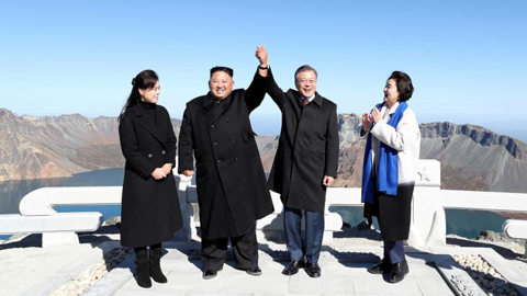 Tổng thống Hàn Quốc Mun Chê-in và nhà lãnh đạo Triều Tiên Kim Dâng-un cùng các phu nhân khi ở trên núi Pếch-đu.  Ảnh: Roi-tơ