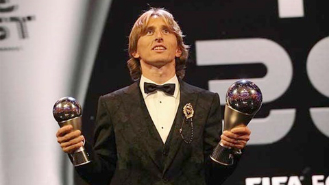 Luka Modric đã vượt qua Ronaldo và Salah để giành danh hiệu Cầu thủ nam xuất sắc nhất năm của FIFA.