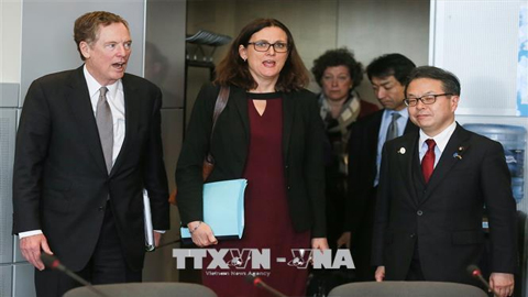Ủy viên phụ trách vấn đề thương mại của EU Cecilia Malmstroem (giữa), Đại diện thương mại Mỹ Robert Lighthizer (trái) và Bộ trưởng Kinh tế Nhật Bản Hiroshige Seko (phải). Ảnh: AFP/TTXVN
