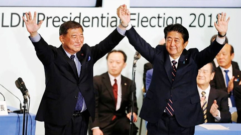 Thủ tướng Nhật Bản S.A-bê (người bên phải) tại cuộc họp báo ở Tô-ki-ô sau khi ông giành chiến thắng trong cuộc bỏ phiếu chức Chủ tịch LDP. Ảnh: Reuters