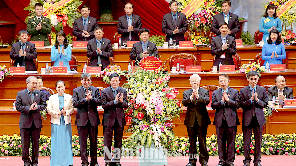Tổng Bí thư Nguyễn Phú Trọng trao tặng lẵng hoa của Ban Chấp hành Trung ương Đảng chúc mừng Đại hội. Ảnh: Dương Giang - TTXVN