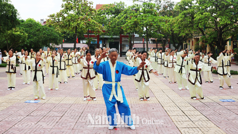 Người cao tuổi Thành phố Nam Định tập luyện Thái cực trường sinh đạo.  Bài và ảnh: Trần Huy