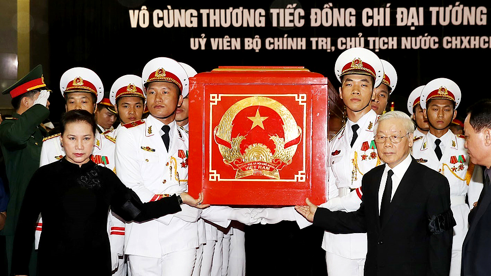 Tổng Bí thư Nguyễn Phú Trọng, Chủ tịch Quốc hội Nguyễn Thị Kim Ngân đưa linh cữu Chủ tịch nước Trần Đại Quang ra xe tang.