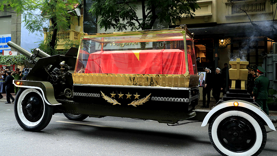 Xe tang chở linh cữu Chủ tịch nước Trần Đại Quang.