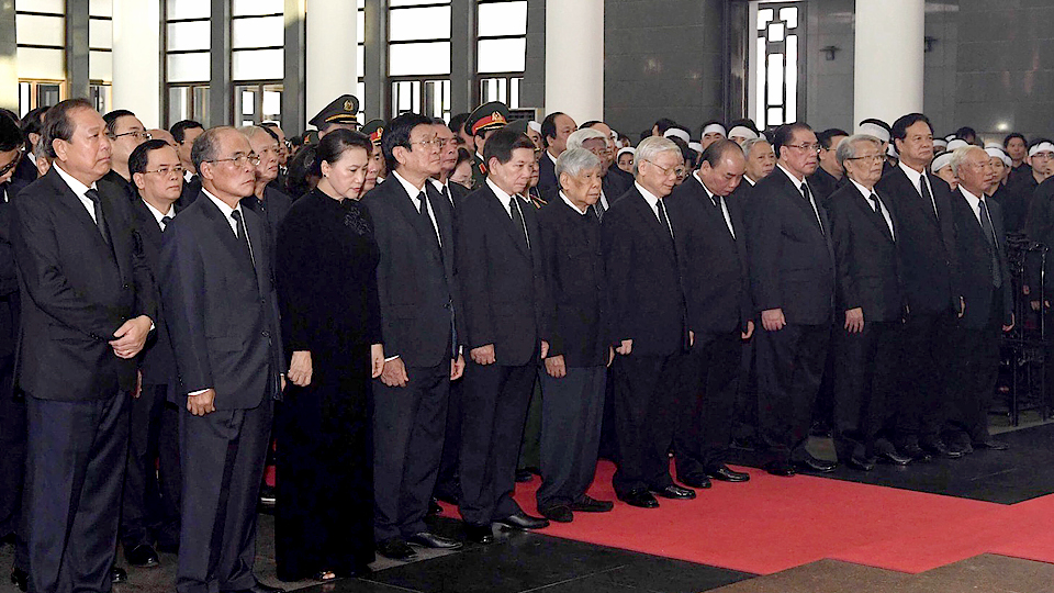 Đoàn Ban Chấp hành Trung ương Đảng do Tổng Bí thư Nguyễn Phú Trọng dẫn đầu vào viếng đồng chí Trần Đại Quang.