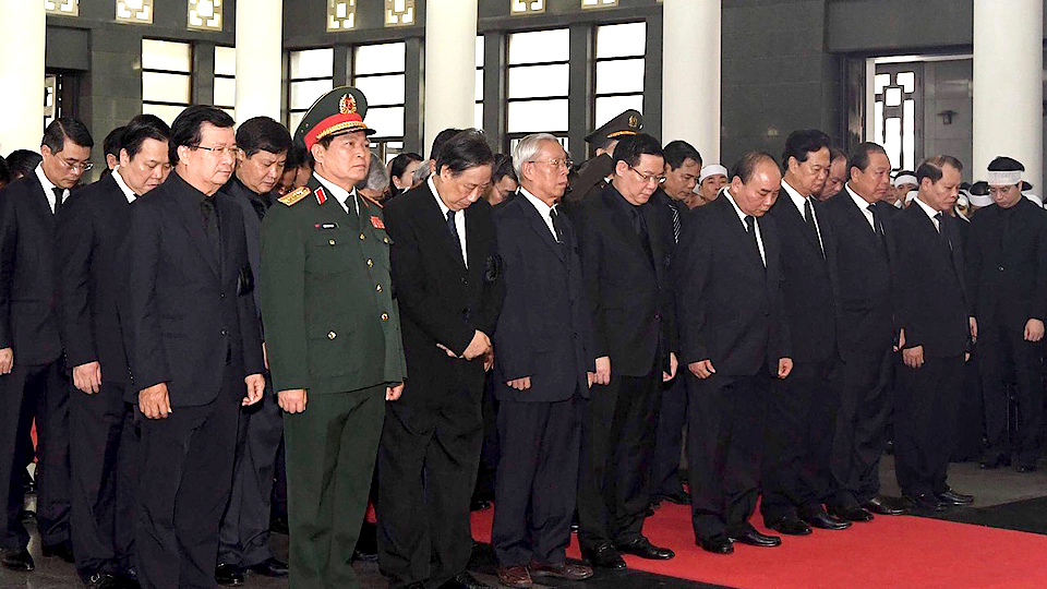 Đoàn Chính phủ do đồng chí Nguyễn Xuân Phúc, Ủy viên Bộ Chính trị, Thủ tướng Chính phủ làm Trưởng đoàn vào viếng đồng chí Trần Đại Quang.