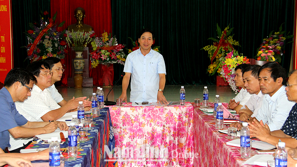 Đồng chí Trần Văn Chung, Phó Bí thư Thường trực Tỉnh ủy, Chủ tịch HĐND tỉnh, Trưởng Ban Chỉ đạo thực hiện QCDC của tỉnh và Đoàn giám sát làm việc tại xã Nam Thanh.