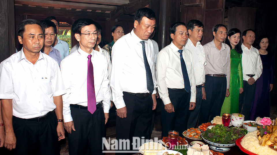 Các đồng chí lãnh đạo tỉnh dâng hương tưởng niệm Tổng Bí thư Trường Chinh.