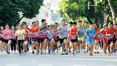 Các vận động viên tham gia Giải chạy Báo Hà nội mới. 