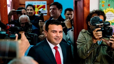 Thủ tướng Macedonia Zoran Zaev tại một điểm bỏ phiếu trưng cầu dân ý về việc đổi tên nước, ngày 30-9. Ảnh: Dimitar Dilkoff/AFP/Getty Images