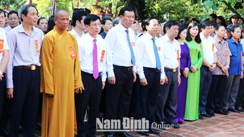 Các đồng chí lãnh đạo tỉnh cùng các vị đại biểu dự lễ dâng hương các vị Vua Trần và Anh hùng dân tộc Trần Hưng Đạo.