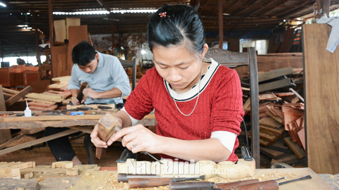 Sản xuất hàng gỗ mỹ nghệ tại Cty TNHH Quốc Doanh, Thị trấn Cổ Lễ.