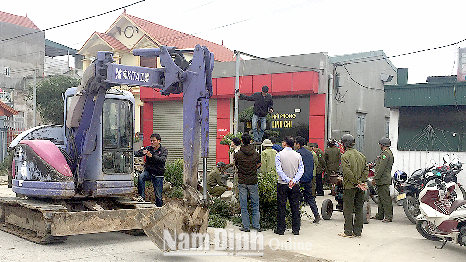 Lực lượng chức năng huyện Ý Yên tháo dỡ vi phạm về đất đai trên địa bàn.