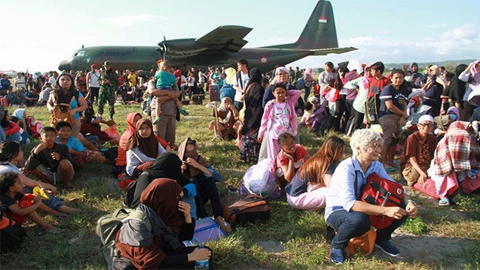 Máy bay của Không quân Indonesia chở hàng cứu trợ đến sân bay Palu và đưa người dân đi sơ tán. Ảnh Reuters