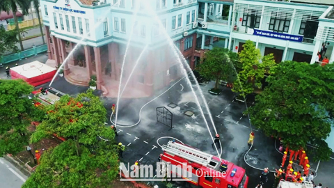 Cty Điện lực Nam Định phối hợp với Phòng Cảnh sát phòng cháy chữa cháy và cứu nạn cứu hộ (Công an tỉnh) tổ chức diễn tập phương án chữa cháy tại trụ sở Cty.
