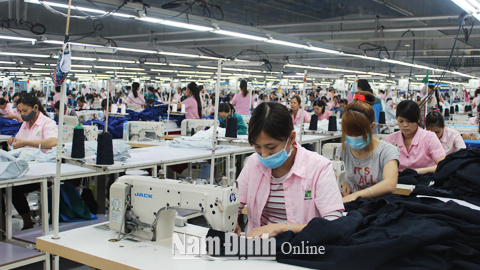 Cty TNHH Geu lim, Thị trấn Gôi (Vụ Bản) tạo việc làm, thu nhập ổn định cho 1.200 lao động.  Bài và ảnh: Minh Tân