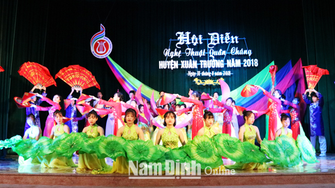 Tiết mục biểu diễn ca múa nhạc của đội văn nghệ Trường THPT Xuân Trường A tại Hội diễn nghệ thuật quần chúng huyện Xuân Trường năm 2018.  Bài và ảnh: Khánh Dũng