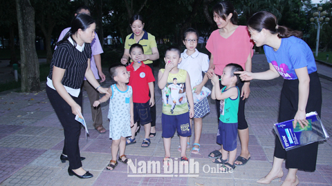 Một buổi đi chơi dã ngoại của CLB gia đình trẻ tự kỷ Nam Định tại công viên Vị Xuyên (TP Nam Định).