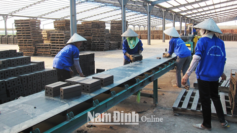 Sản xuất vật liệu xây dựng theo công nghệ lò tuy-nen tại Cty CP VLXD Minh Trang, xã Trực Thanh (Trực Ninh).