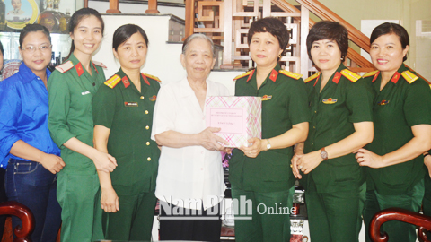 Cán bộ, hội viên phụ nữ Bộ CHQS tỉnh tặng quà Anh hùng LLVT nhân dân Vũ Thị Thanh Nhâm (TP Nam Định) nhân dịp Quốc khánh 2-9-2018.