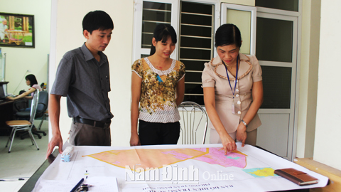 Cán bộ phường Trần Đăng Ninh (TP Nam Định) rà soát quy hoạch sử dụng đất.