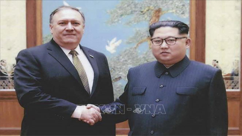 Ngoại trưởng Mỹ Mike Pompeo (trái) và nhà lãnh đạo Kim Jong-un tại cuộc gặp ở Bình Nhưỡng ngày 26/4/2018. Ảnh: AFP/TTXVN