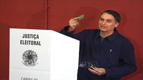 Ứng cử viên Tổng thống Brazil Jair Bolsonaro, đại diện cho đảng Xã hội tự do (PSL) cực hữu, bỏ phiếu tại điểm bầu cử ở Rio de Janeiro ngày 7/10/2018. Ảnh: AFP/TTXVN