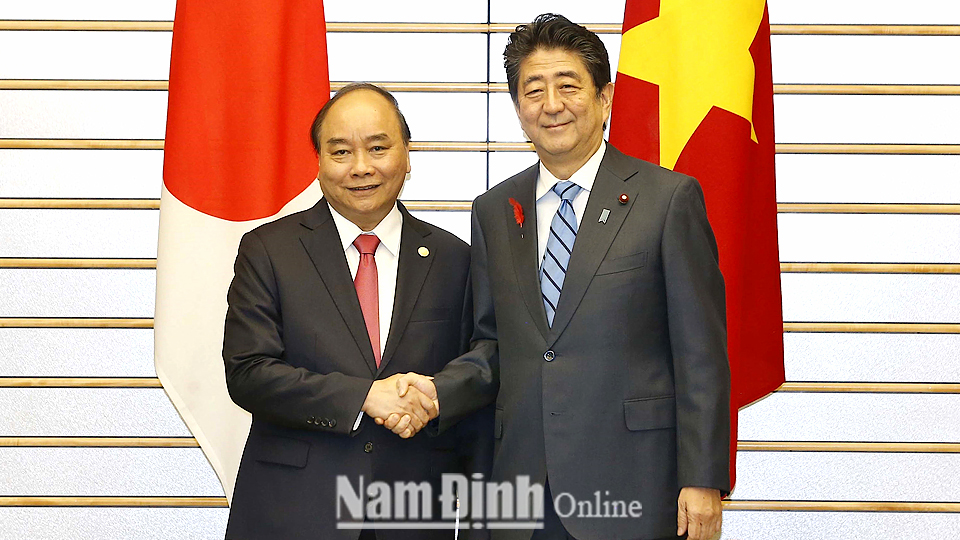 Thủ tướng Nguyễn Xuân Phúc và Thủ tướng Nhật Bản Sin-dô A-bê. Ảnh: Thống Nhất - TTXVN