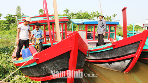Ngư dân xã Giao Hải sửa chữa phương tiện chuẩn bị ra khơi.
