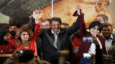 Ứng cử viên Haddad hiện diện trước người ủng hộ tại Sao Paulo, ngày 7-10. (Ảnh: Reuters)