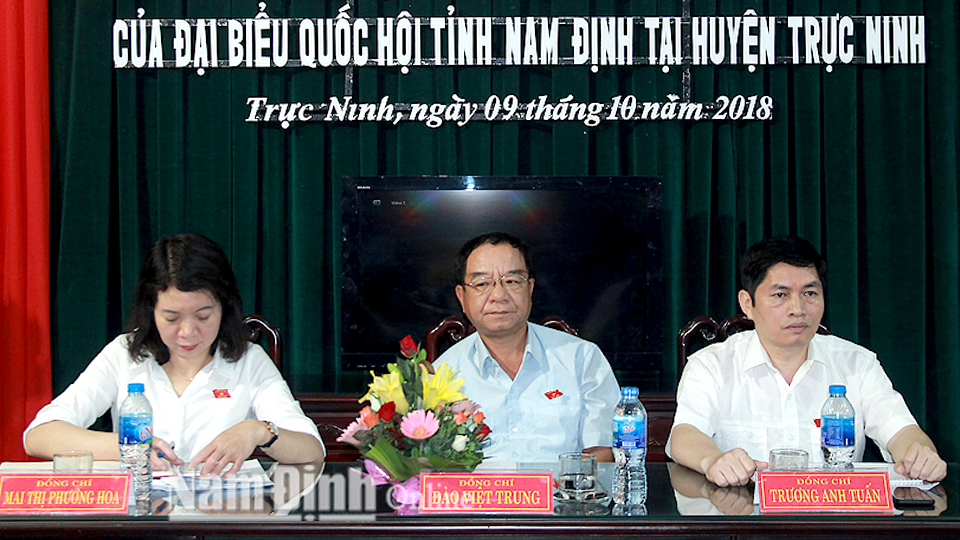 Đoàn đại biểu Quốc hội của tỉnh tiếp xúc cử tri tại huyện Trực Ninh. Ảnh: Văn Huỳnh