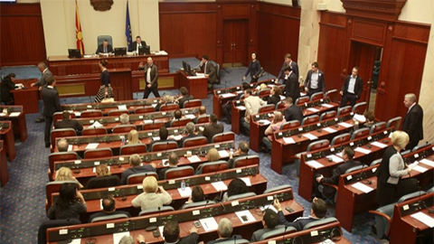 Các nghị sĩ giải lao sau một phiên họp Quốc hội Macedonia. (Ảnh: AP/Boris Grdanoski)
