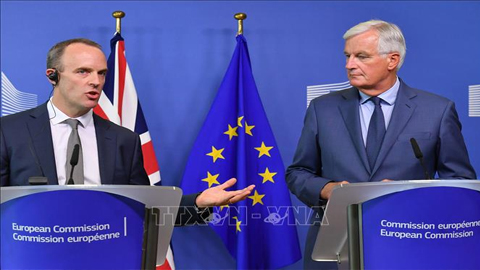 Bộ trưởng phụ trách Brexit của Anh Dominic Raab (trái) và Trưởng đoàn đàm phán Brexit của EU Michel Barnier tại cuộc họp báo ở Brussels, Bỉ ngày 31/8. Ảnh: AFP/TTXVN