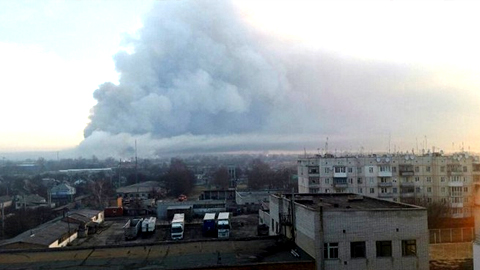 Khói bốc lên từ hiện trường vụ nổ kho đạn. (Ảnh: Reuters/Cơ quan Khẩn cấp nhà nước Ucraina)