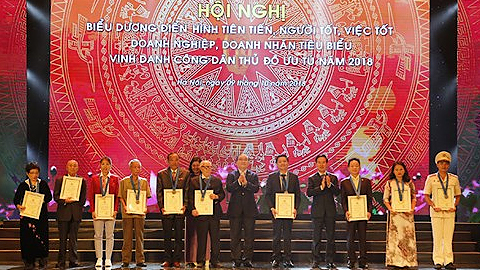 Trưởng ban Tuyên giáo Trung ương Võ Văn Thưởng và Bí thư Thành ủy Hoàng Trung Hải trao tặng Danh hiệu “Công dân Thủ đô ưu tú năm 2018” cho 10 cá nhân.