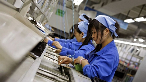 Công nhân lắp ráp trong một nhà máy sản xuất hàng điện tử tại Trung Quốc. Ảnh: Reuters