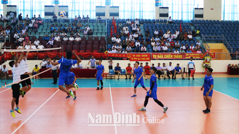 Đội tuyển bóng chuyền xã Hiển Khánh đại diện huyện Vụ Bản thi đấu tại Giải bóng chuyền 