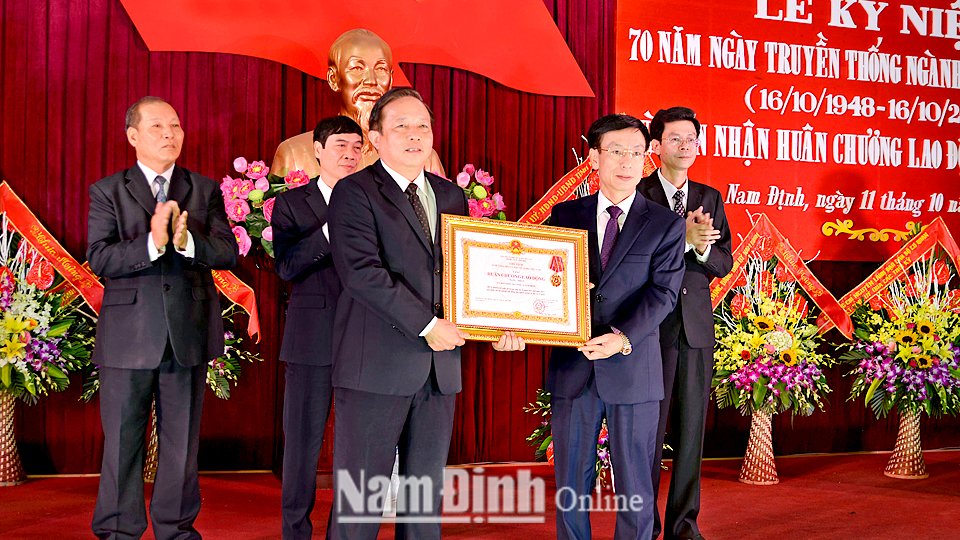 Đồng chí Phạm Đình Nghị, Phó Bí thư Tỉnh ủy, Chủ tịch UBND tỉnh trao Huân chương Lao động hạng Nhất cho UBKT Tỉnh ủy.