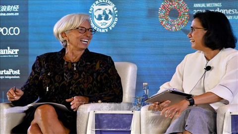 Bộ trưởng Tài chính Indonesia Sri Mulyani Indrawati (phải) và Tổng giám đốc IMF Christine Lagarde trong cuộc gặp tại Nusa Dua ngày 9/10/2018. Ảnh: AFP/TTXVN