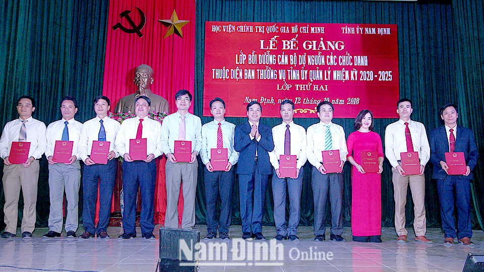 Đồng chí Trần Văn Chung, Phó Bí thư Thường trực Tỉnh ủy, Chủ tịch HĐND tỉnh trao chứng chỉ cho các học viên.