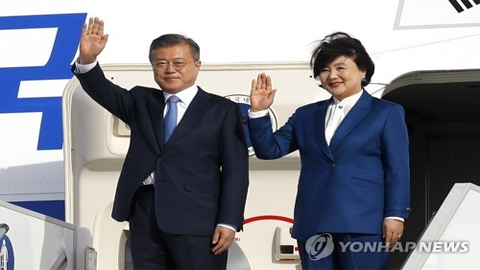 Tổng thống Hàn Quốc Moon Jae-in và Phu nhân Kim Jung-sook tới Paris, ngày 13-10. (Ảnh: Yonhap)