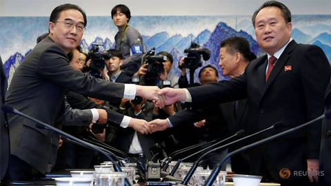 Ông Ri Son-gwon (bên phải) và ông Cho Myoung-gyon bắt tay nhau trong cuộc họp tại làng đình chiến Panmunjom, ngày 15-10. (Ảnh: Reuters)