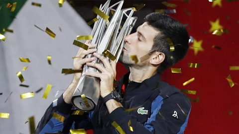 Novak Djokovic ăn mừng với chiếc cúp vô địch Thượng Hải Masters.