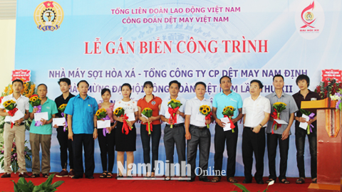Tổng Cty CP Dệt may Nam Định khen thưởng các tập thể, cá nhân tiêu biểu trong Tháng Công nhân năm 2018.