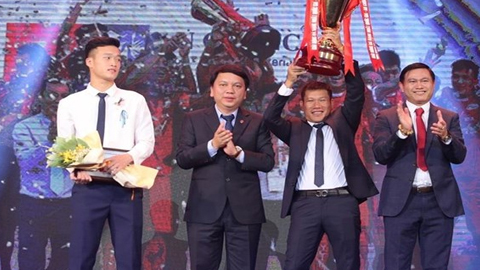 Ban tổ chức trao cúp vô địch giải hạng Nhất 2018 cho HLV Hải Biên (Viettel) trong lễ tổng kết các giải bóng đá chuyên nghiệp 2018.