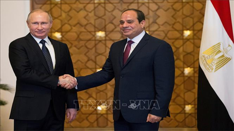 Tổng thống Ai Cập Abdel Fattah el-Sisi (phải) và Tổng thống Nga Vladimir Putin (trái) trong cuộc gặp tại Cairo, Ai Cập ngày 11/12/2017. Ảnh: AFP/TTXVN