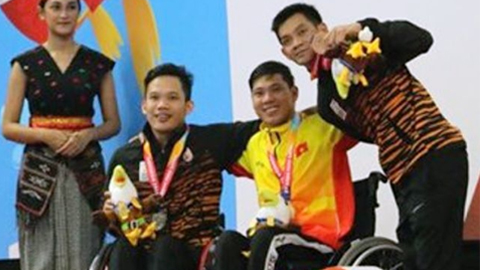 VĐV bơi Võ Thanh Tùng (thứ hai từ phải sang), người đoạt ba HCV, đồng thời lập ba kỷ lục đại hội và châu Á tại Asian Para Games 2018.