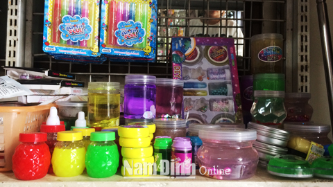 Nhiều lọ đồ chơi slime được bày bán tại các cửa hàng tạp hóa trên đường Trần Thánh Tông (TP Nam Định).