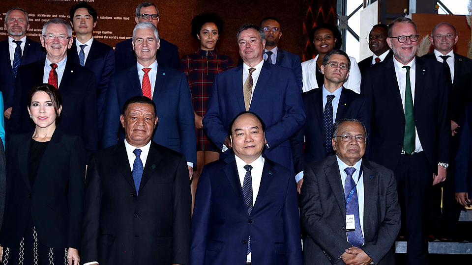 Thủ tướng Nguyễn Xuân Phúc cùng các Trưởng đoàn và đại biểu cấp cao các nước chụp ảnh chung sau phiên họp thứ tư, Hội nghị thượng đỉnh Đối tác vì Tăng trưởng xanh và các Mục tiêu toàn cầu đến năm 2030.