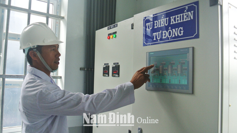 Vận hành tủ điều khiển hệ thống cấp nước tại Nhà máy nước Phú Mỹ Tân, xã Nghĩa Sơn (Nghĩa Hưng).